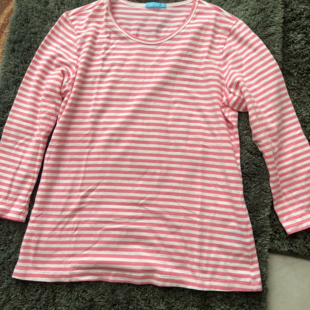 J McLaughlin women’s blouse’s color pink size M